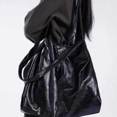 Large capacity simple high-grade soft leather shoulder underarm bag niche design lazy style all commuter Tote large bag