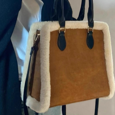 Niche vintage senior sense lamb wool bag female new autumnwinter hand bill shoulder crossbody bag Tote large bag